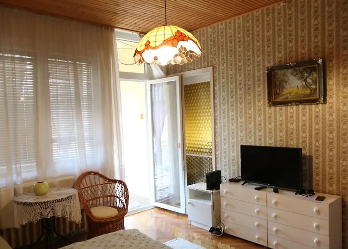 Hajnalka Apartmanhaz 귤러